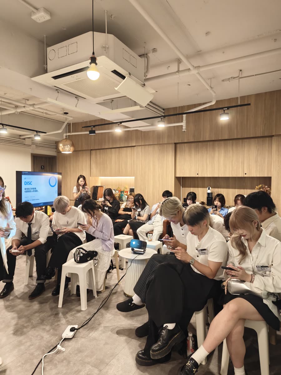首屆 2-Day Program 參加者在現場使用手機進行 DISC 互動活動